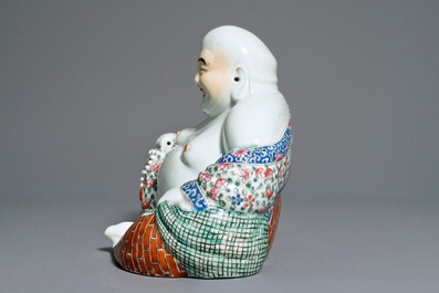 Een grote Chinese famille rose figuur van Boeddha, 19/20e eeuw